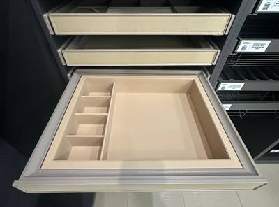 ALPHALUX Aiden Выдвижной лоток для аксессуаров в базу 600 мм, 564х420х133 (ШхГхВ), экокожа, шампань Изображение 3