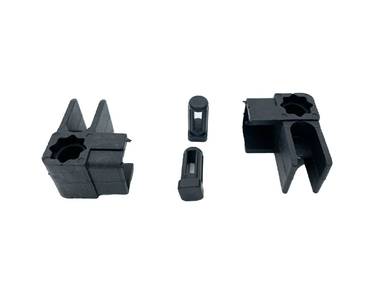 Комплект аксессуаров (2 угла, 2 направляющих, 2 заглушки) для широкой серии 28 мм порогового профиля (черный, RAL9005) Изображение