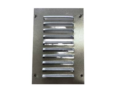 Решетка уличная с отбортовкой 84х125 оцинкованная для Norvind pro для навесных фасадов Изображение